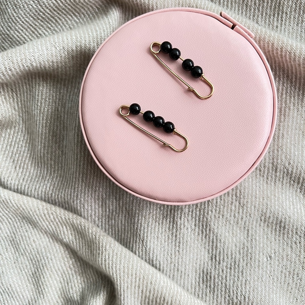 🌿 5/$15 NWT 1 pc golden safety pin with beads